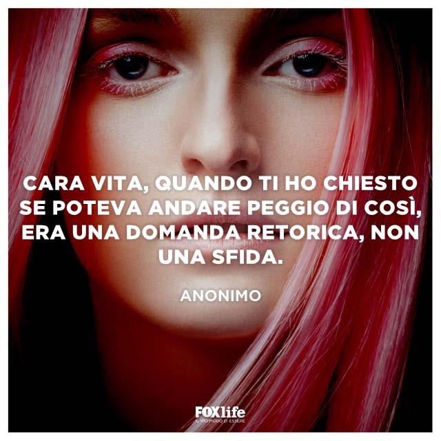 Riflessione sulla vita simpatica primo piano di donna