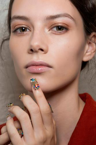 Nail art pois Nail art pois in rilievo