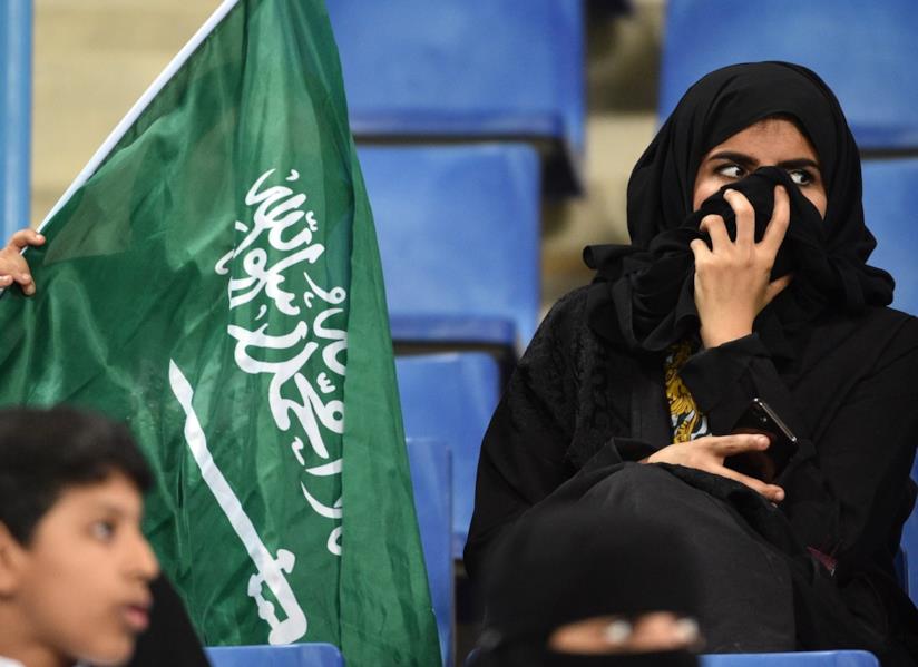 In Arabia Saudita le donne potranno viaggiare senza tutore maschile Donna saudita allo stadio