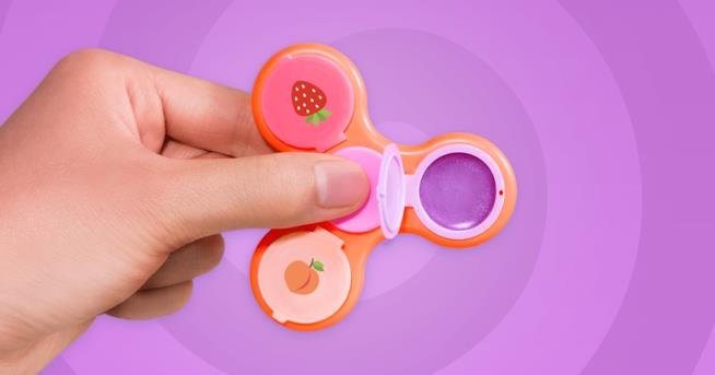 Il fidget spinner con tre lucidalabbra si chiama Glamspin Glamspin, il fidget spinner con lucidalabbra