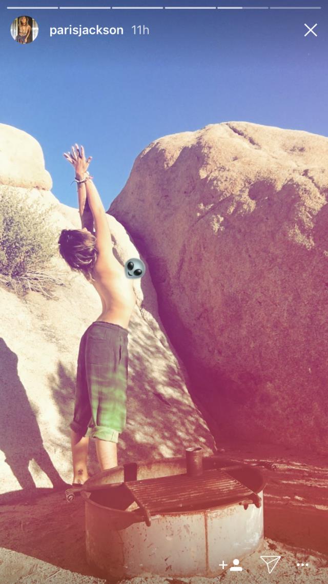 Paris Jackson fa yoga circondata dalla natura Lo yoga è una delle discipline preferite da Paris Jackson