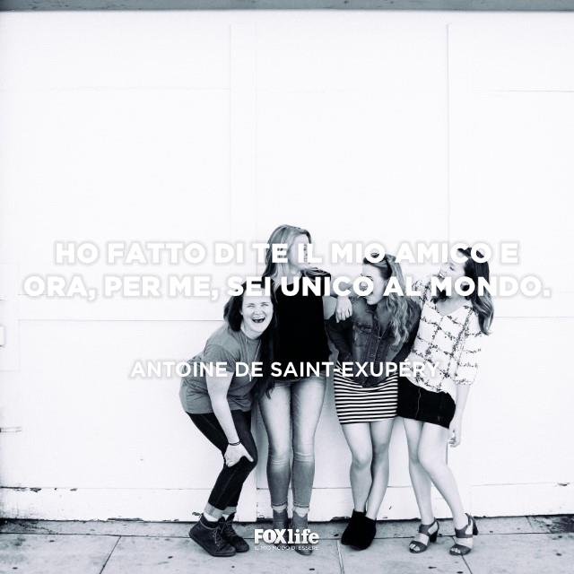 Frase sui migliori amici Gruppo di ragazze sorridente