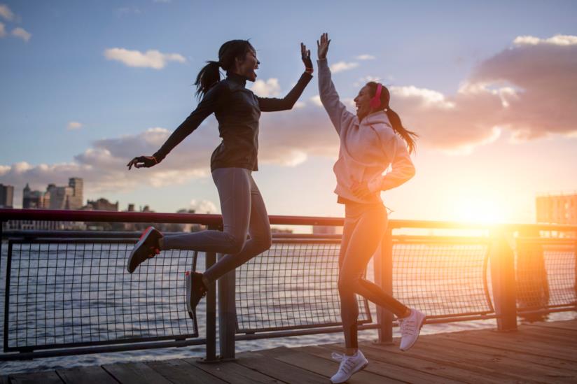 Allenamento con un'amica: tutto quello che c'è da sapere quando si sceglie di fare sport insieme. Due amiche che si danno il cinque.