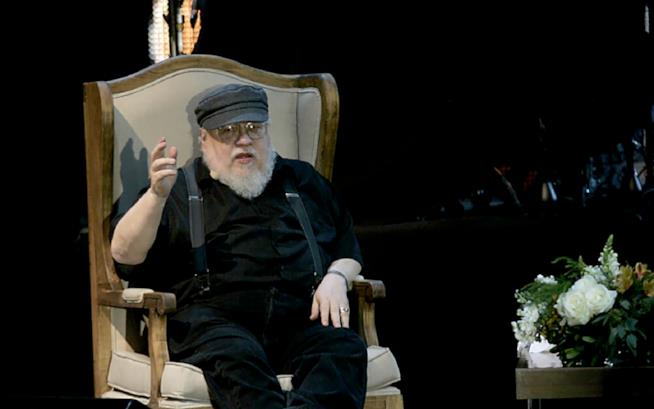 GOT: Winds of Winter uscirà nel 2018 secondo Martin George R. R. Martin seduto sulla sedia mentre parla