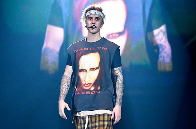 Justin Bieber attaccato da Marilyn Manson Justin Bieber con la sua t-shirt ispirata a Marilyn Manson