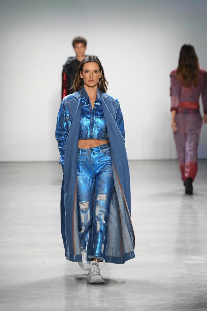 Alessandra Ambrosio con vestito nero John John fashion show