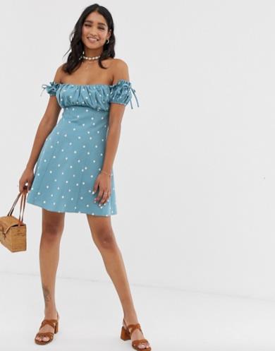 Abito a pois con scollo alla Bardot