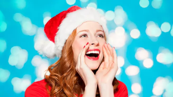 Una ragazza col cappello di Babbo Natale Un ragazza dai capelli rossi con indosso un cappello da Babbo Natale
