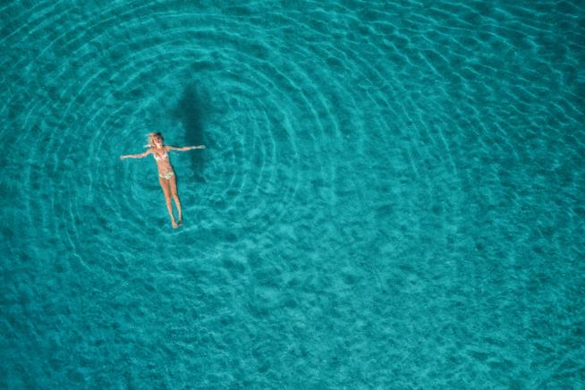 Donne che viaggiano da sole Donna che nuota da sola