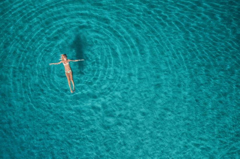 Donne che viaggiano da sole Donna che nuota da sola