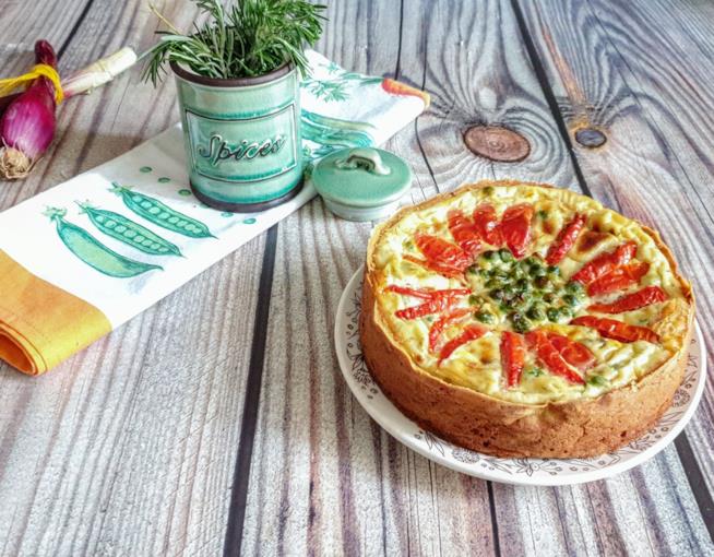 Torta salata Torta con piselli e pomodorini