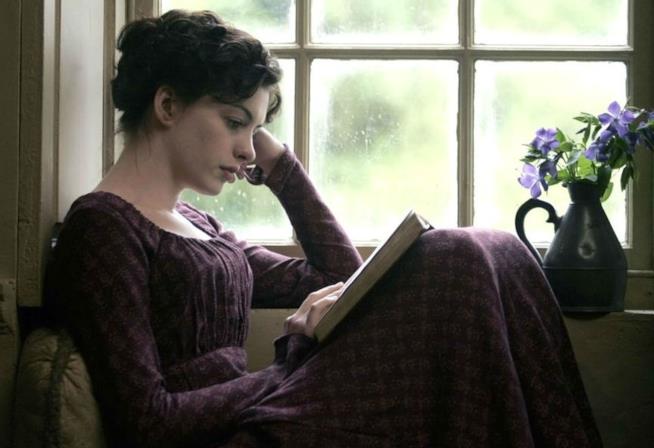 I libri romantici che dovreste assolutamente leggere questa estate Anne Hathaway in una scena del film Becoming Jane