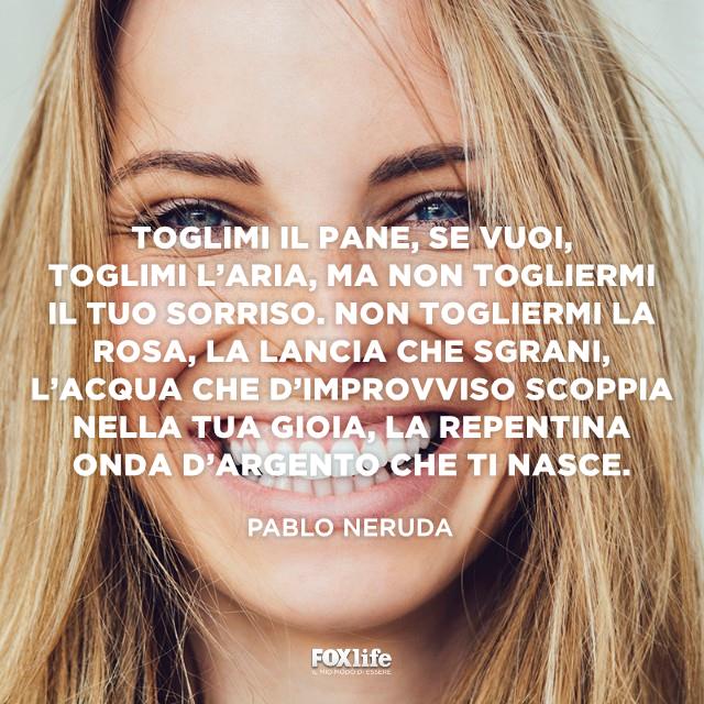 Citazione Pablo Neruda Primo piano di donna sorridente