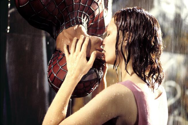 Spider-Man: il bacio tra Peter Parker e Mary Jane Mary Jane bacia Peter Parker a testa in giù in Spider-Man