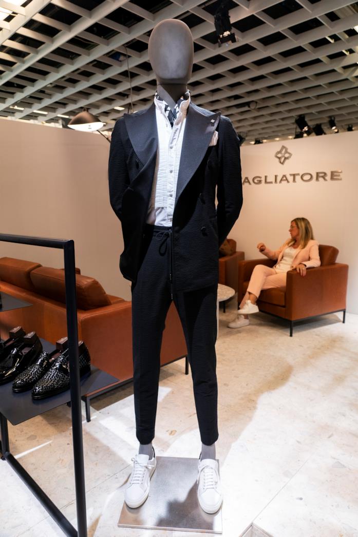 Completo nero firmato da Tagliatore Completo nero di Tagliatore indossato con camicia e sneakers