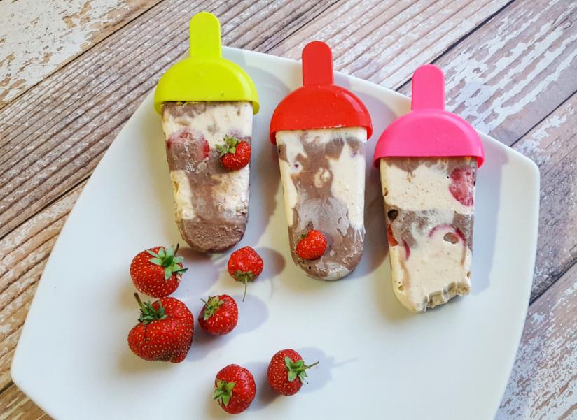 Ghiaccioli al gusto cheesecake Dolcetti bicolori con fragole