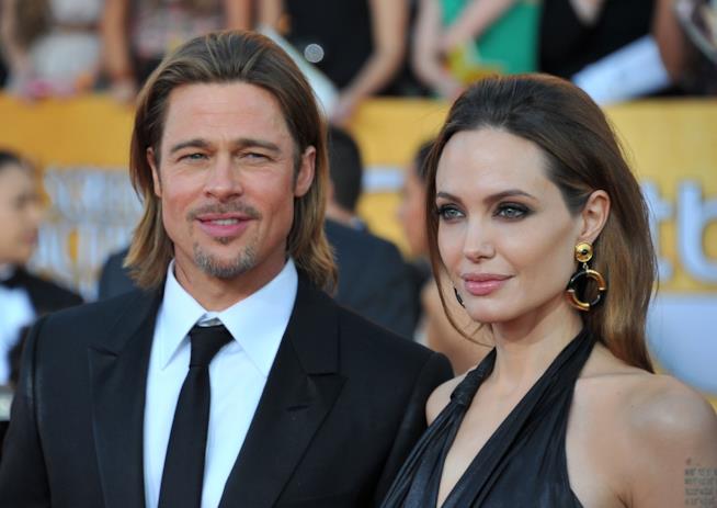 Il divorzio in pausa dei Brangelina Angelina Jolie al fianco di Brad Pitt, sorridenti