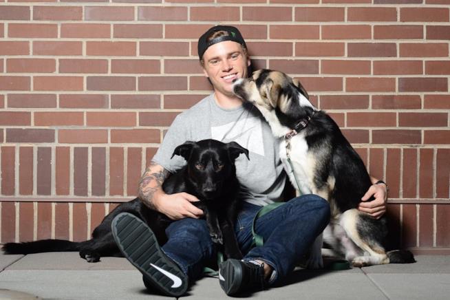 Gus Kenworthy ed i suoi cani L'atleta olimpico Gus Kenworthy ed i suoi cani