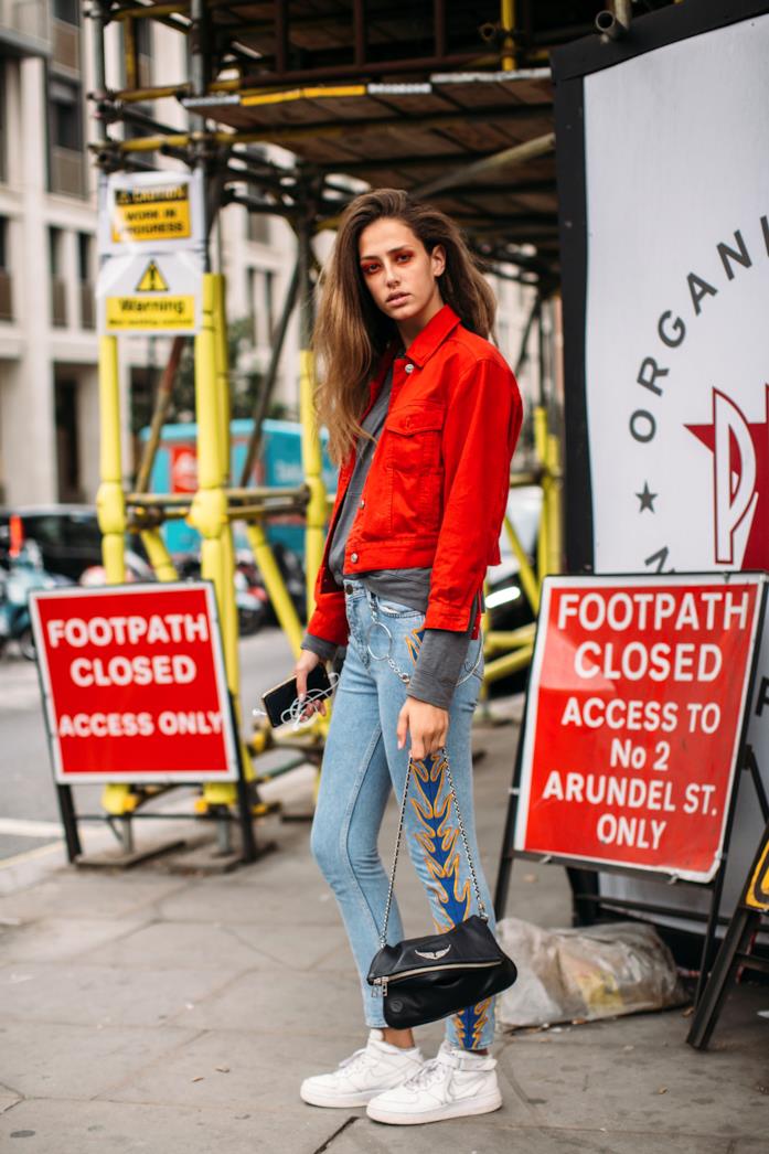 Jeans capo must have Jeans stretch abbinati con sneakers bianche e giacchetto rosso