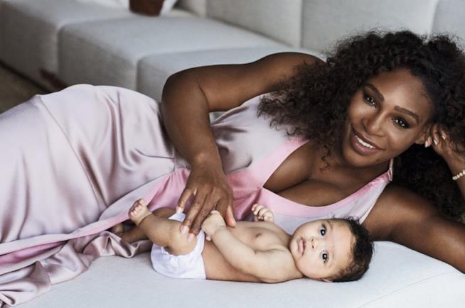 Serena Williams è apparsa in copertina su Vogue con la figlia di 4 mesi La copertina di Vogue con Serena Williams e sua figlia