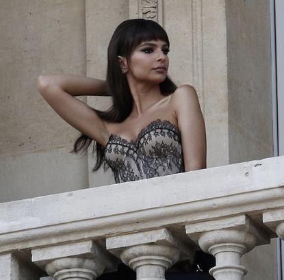 Emily Ratajkowski Emily Ratajkowski sulla balconata a Parigi