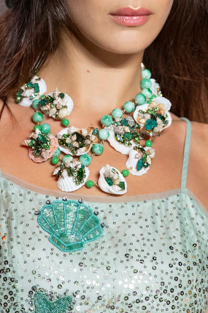 Collana con conchiglie Anna Sui Modella indossa collana con conchiglie Anna Sui SS19