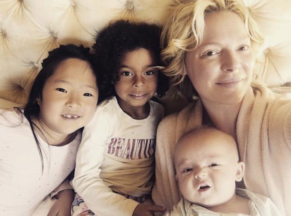 Katherine Heigl con i suoi tre figli Una foto di Katherine Heigl con i suoi tre figli