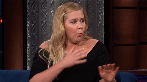 Amy Schumer durante un'intervista con Stephen Colbert Amy Schumer incredula con Stephen Colbert