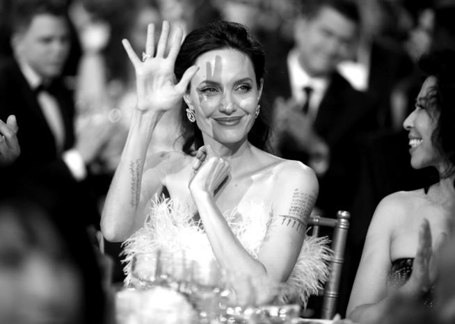 L'attrice Angelina Jolie è da sempre impegnata per il sociale Angelina Jolie è sempre impegnata a difendere le giovani donne