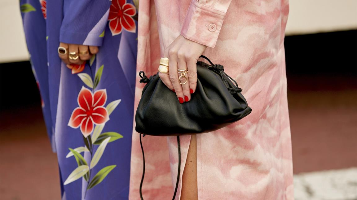 Borsa Pouch nera dallo Street Style