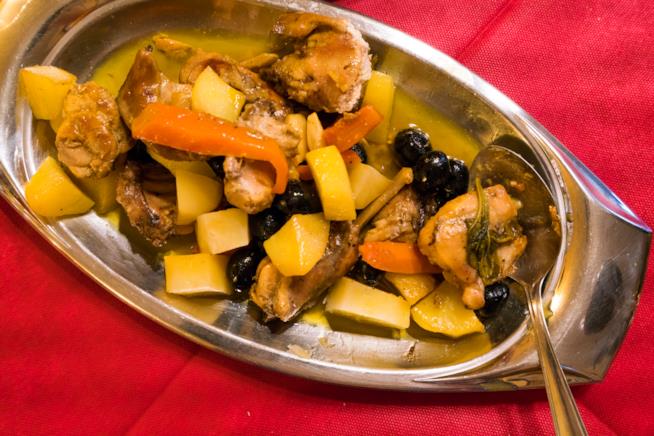 Coniglio alla ligure con patate, la ricetta Come si prepara il coniglio alla ligure con patate