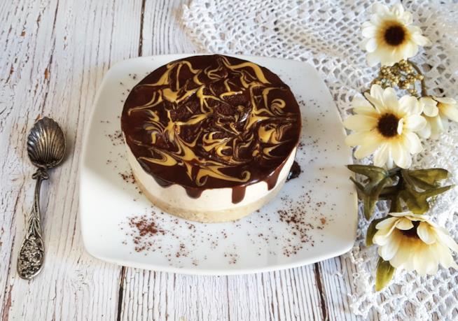 Yogurt cake estiva Dolce a strati con cioccolato sopra