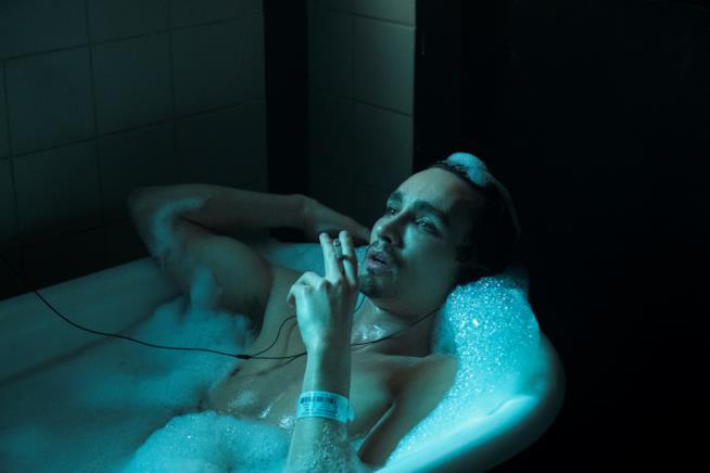 Robert Sheehan in The Umbrella Academy The Umbrella Academy, Klaus nella vasca