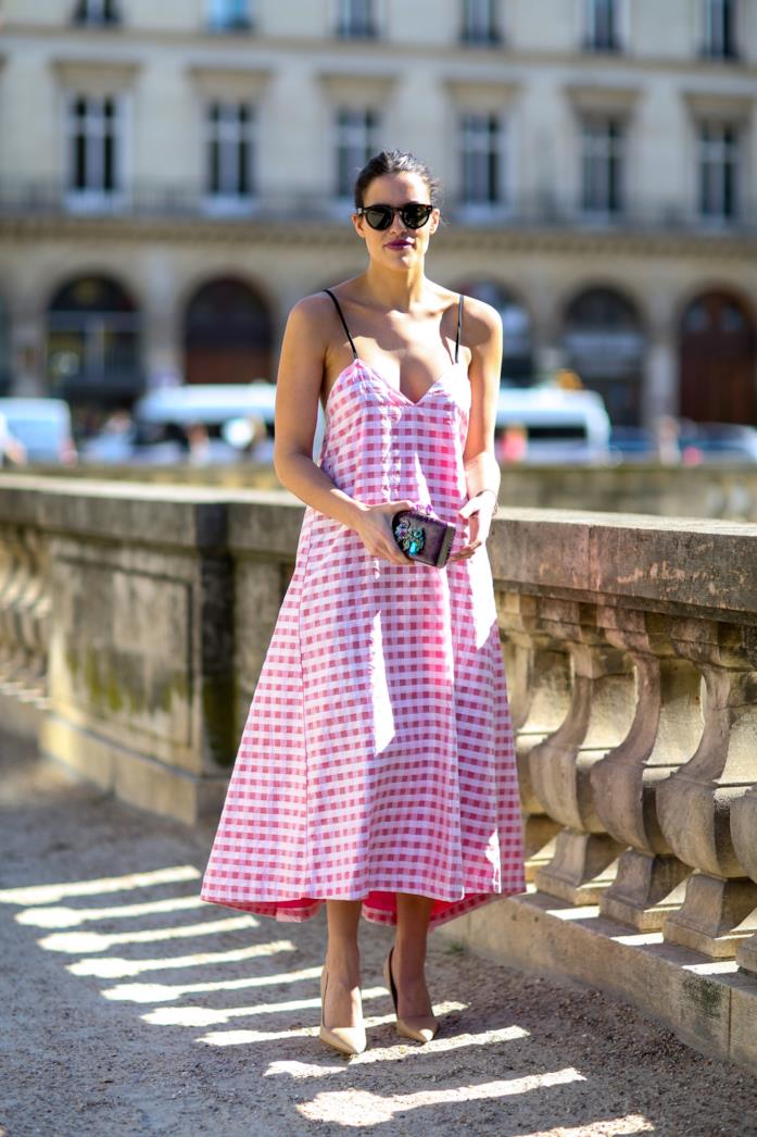 Un abito a quadretti con le spalline sottili abbinato a pumps nude Maxi dress a quadretti con pumps e clutch