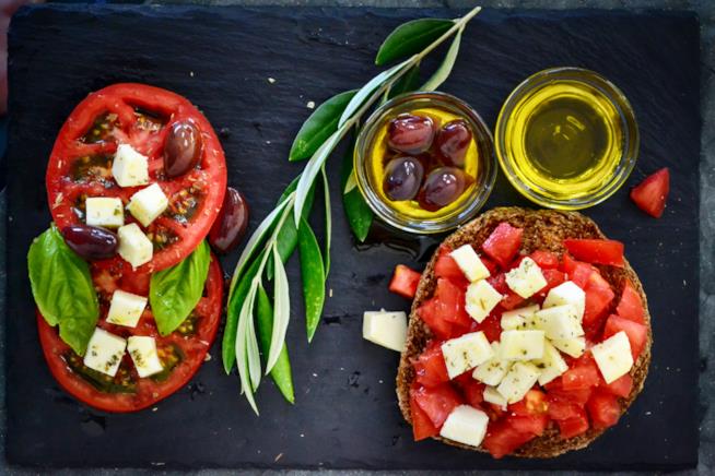 Bruschette con pomodoro Pomodori, pane, formaggio e olio