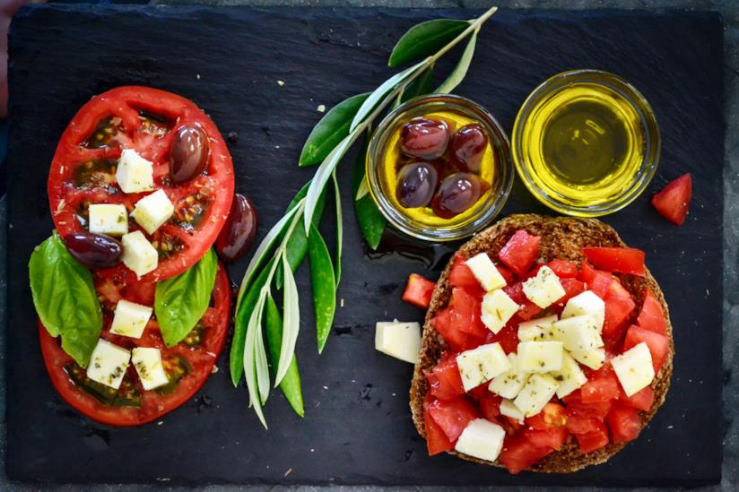 Bruschette con pomodoro Pomodori, pane, formaggio e olio