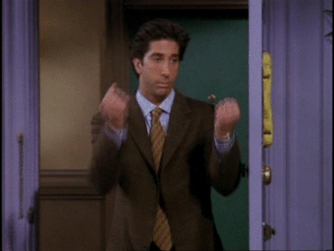 Il gestaccio dei fratelli Geller in Friends Ross insulta gli altri usando il gestaccio