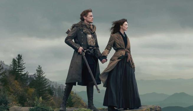 Outlander 4 al SCAD Savannah Film Festival Claire e Jamie si tengono per mano