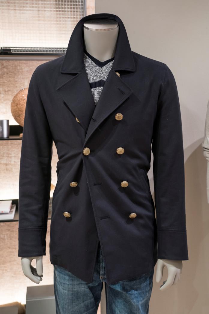 Il trench blu firmato da Brunello Cucinelli Il trench blu proposto da Brunello Cucinelli