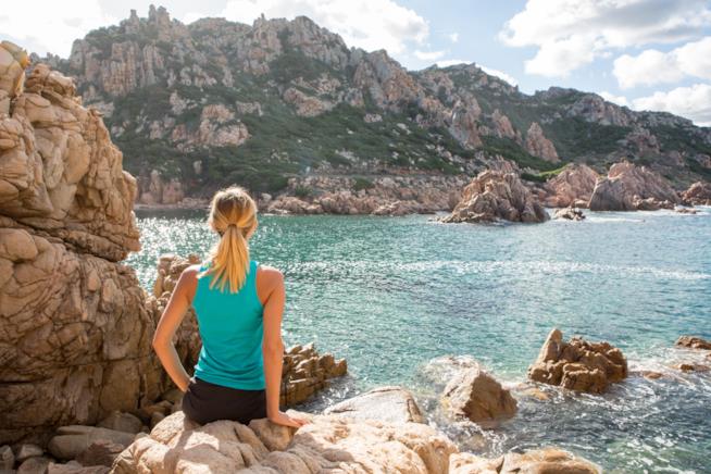Donna in spiaggia in Sardegna Spiaggia della Sardegna con donna