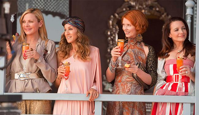 Le protagoniste di Sex & City e l'alcol: è amore Le protagoniste di Sex & City sorseggiano un cocktail