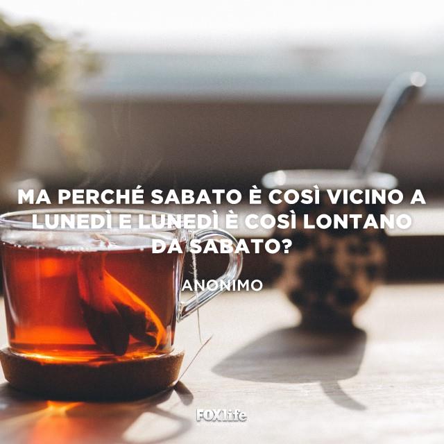 Sabato troppo vicino al lunedì Tazza di tè su un tavolo