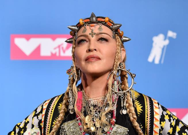 Madonna presenta il suo ultimo device di bellezza che sembra un sex toy Madonna
