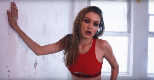 Gigi Hadid e le ascelle non depilate Gigi Hadid nel video LOVE Magazine