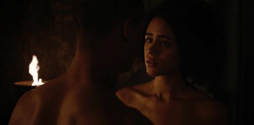 Scena d'amore tra Missandei e Verme Grigio Verme Grigio e Missandei nudi l'uno di fronte l'altra