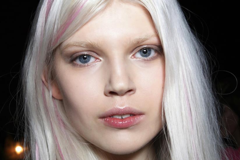 La nuova versione dei capelli arcobaleno Capelli biondi e rosa