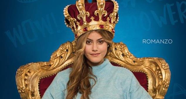 L'influencer Jenny De Nucci sulla cover del suo primo libro La sta dei social Jenny De Nucci