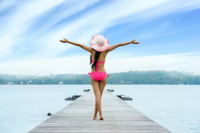 Tutti consigli per mantenere l'abbronzatura il più a lungo possibile Donna in spiaggia