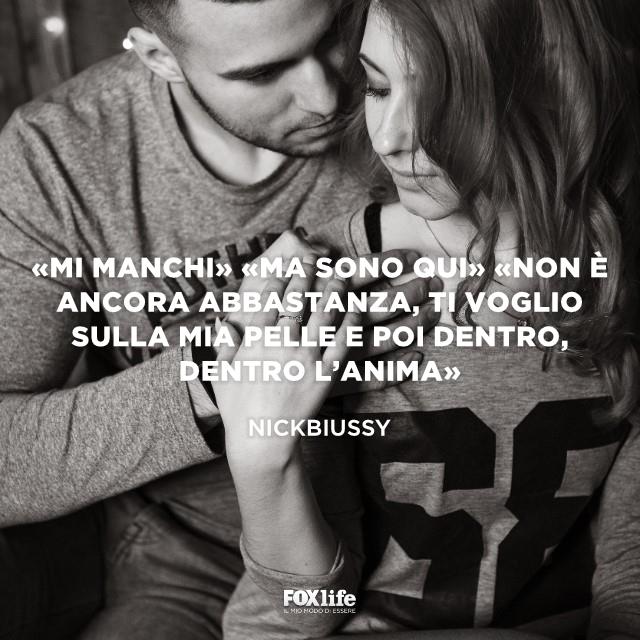 Frase Nickbiussy Coppia si stringe con affetto
