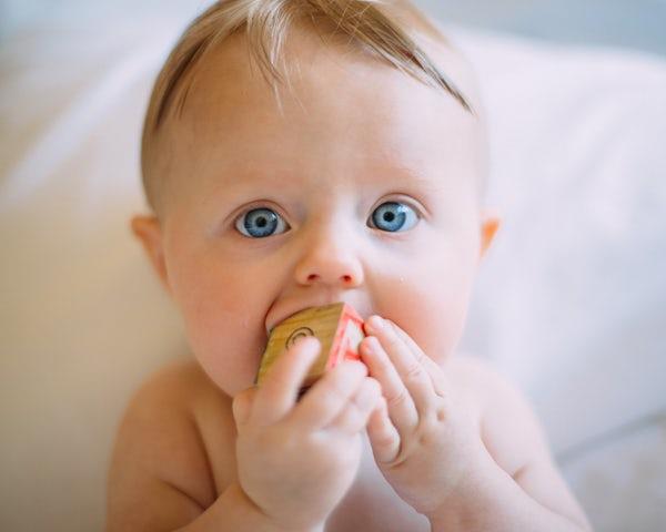 Bambino Bambino piccolo che gioca